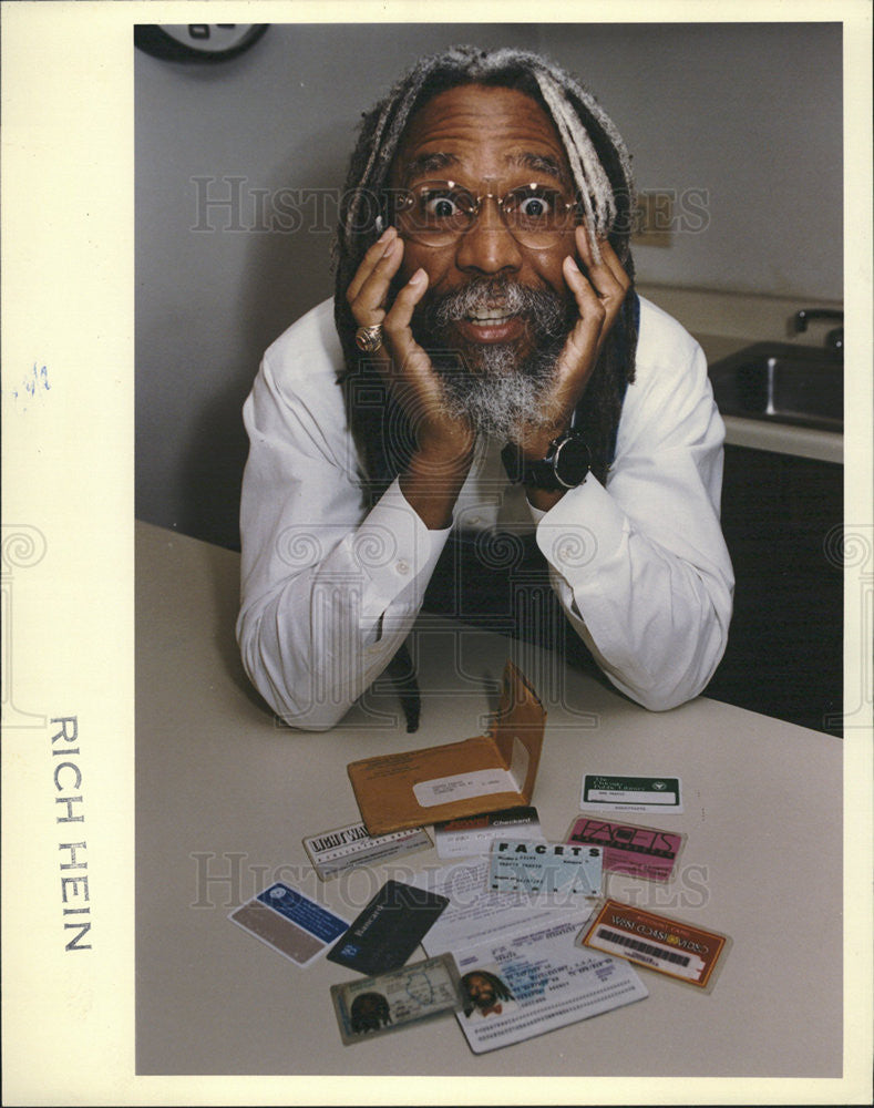 1993 Press Photo Travis Dobbs &quot;Travis T. Travis&quot; with his ID&#39;s - Historic Images