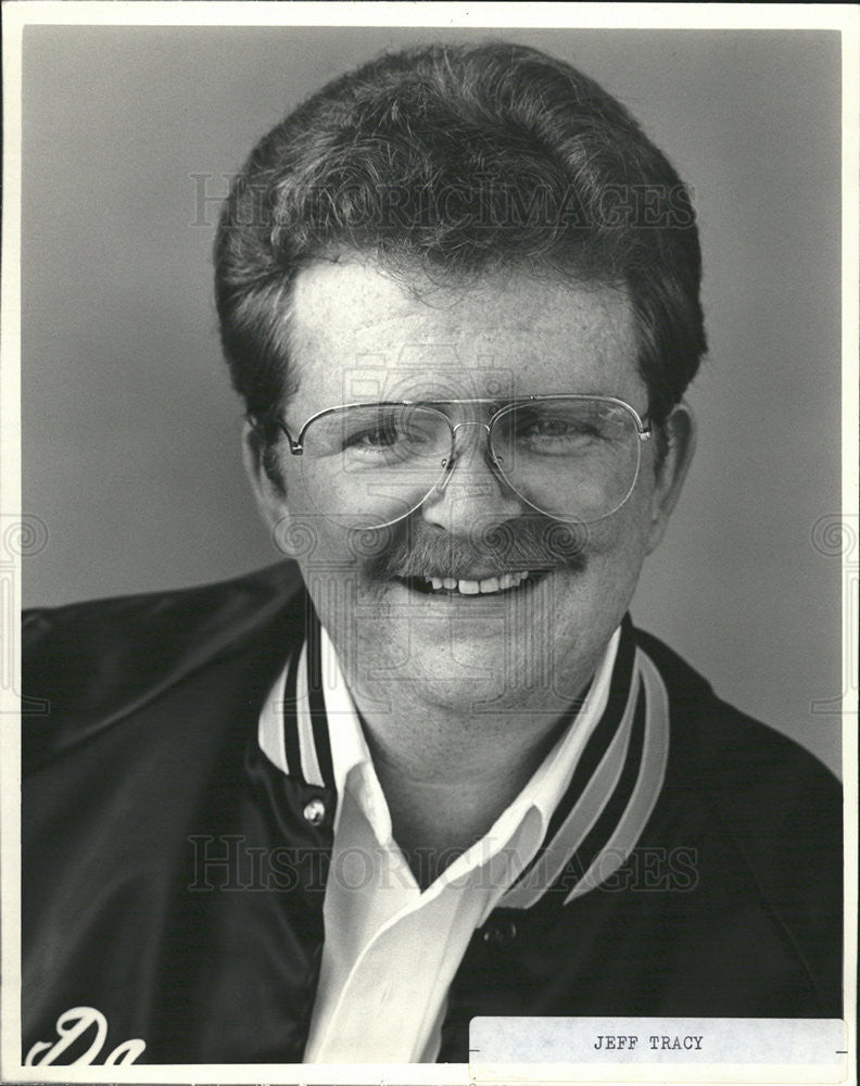 1985 Press Photo Jeff Tracy DJ nd 50&#39;s-60&#39;s trivia expert appearing at the Grand - Historic Images