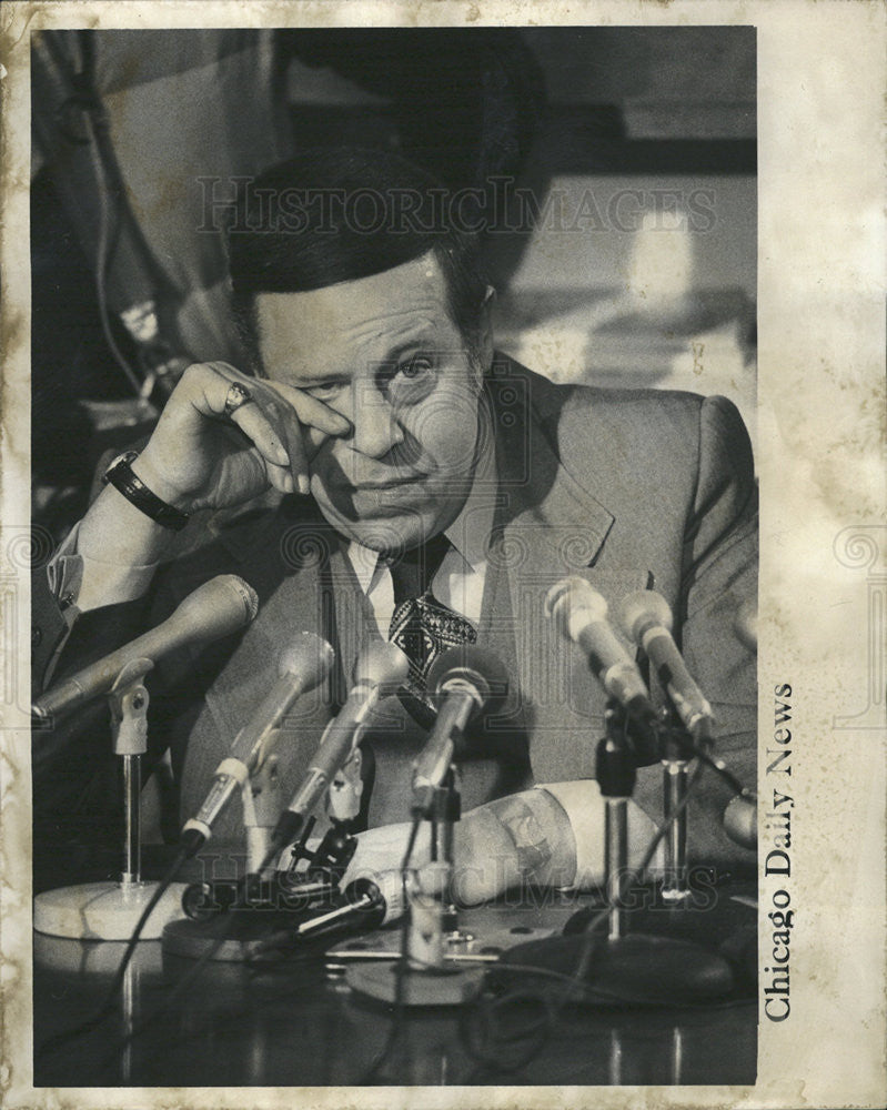 1977 Press Photo Cook County Sheriff Richard Elrod during press conference - Historic Images