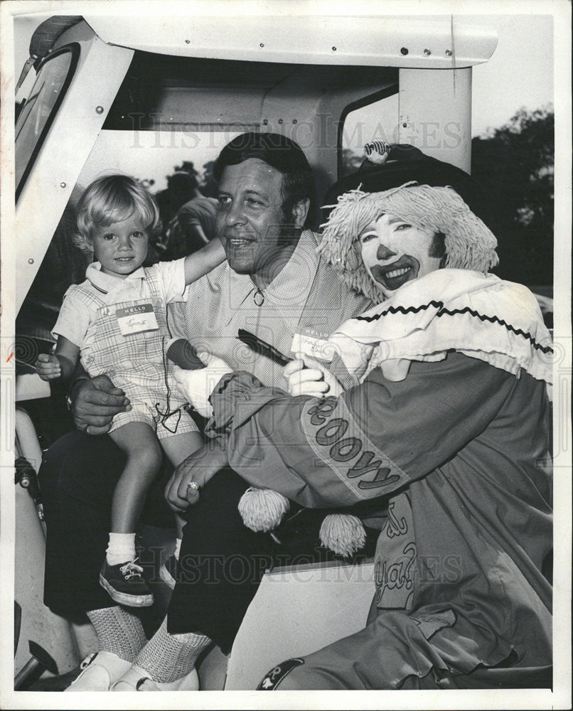 1972 Press Photo Shrine Clown &quot;Jimbo&quot;with his New Friend Tom Leach Jr. - Historic Images