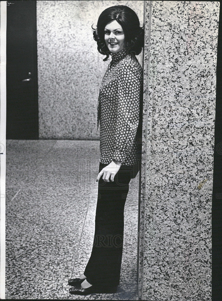 1974 Press Photo Ellen Elson, American Air Line stewardess that was fired &quot;fat&quot; - Historic Images