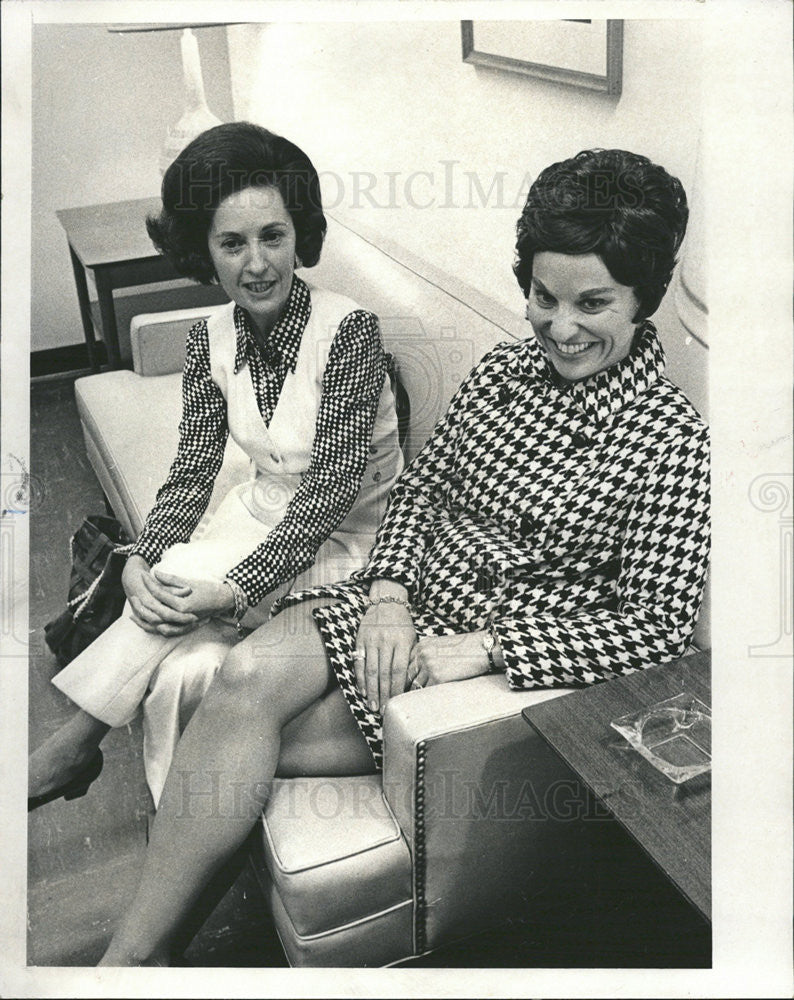 1971 Press Photo Susie Emerson Marg Heiser Businesswomen Happy Lion Company - Historic Images