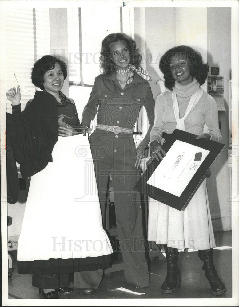 1976 Press Photo Designer Elizabeth Erotas of Queens Way to Fashion - Historic Images