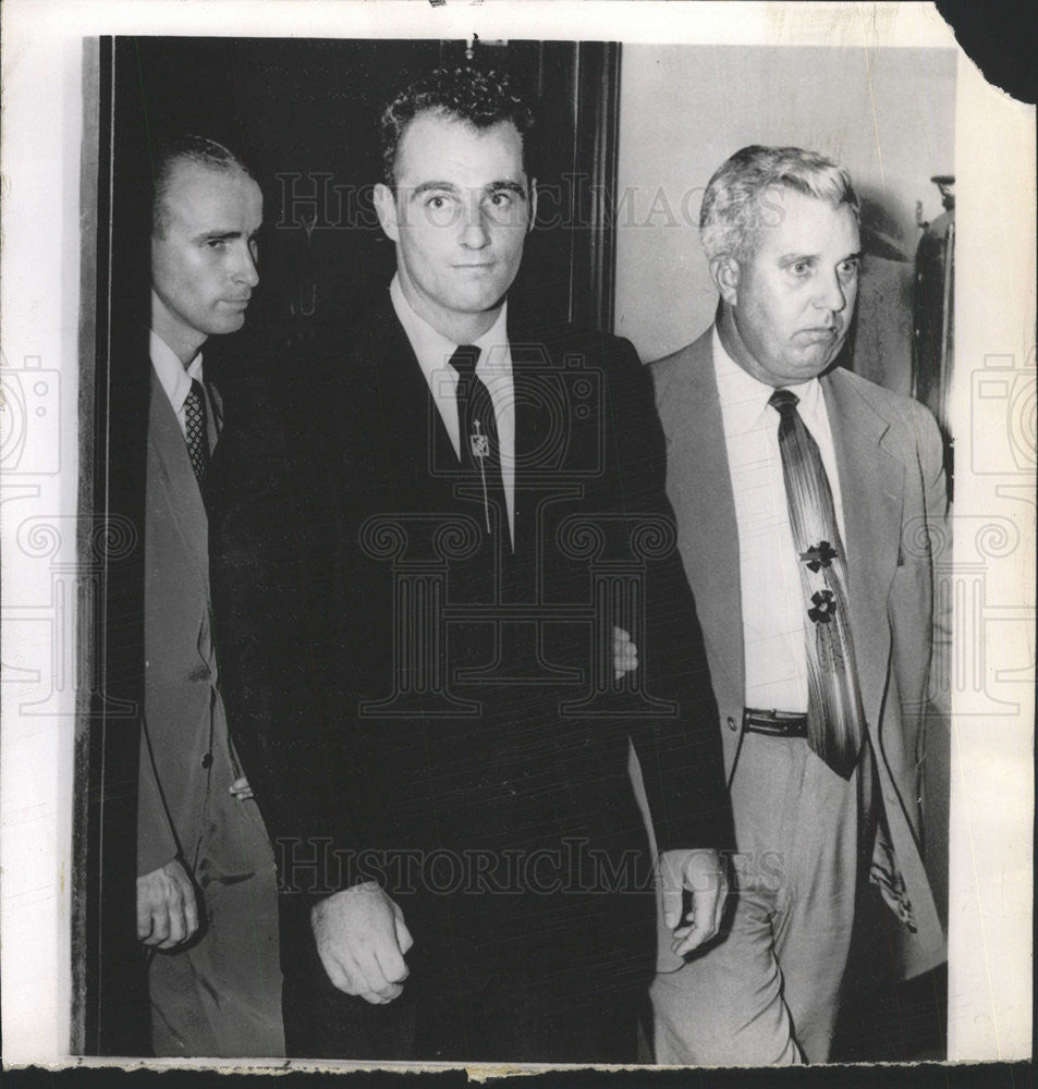 1954 Press Photo George Patrick McKinney with FBI agents arrest for Bank Robbery - Historic Images