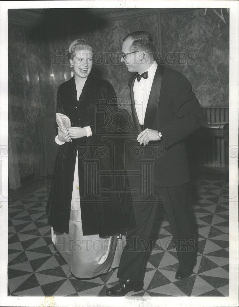 1959 Press Photo Elizabeth Way McLaughlin and Ted Notz at the theater - Historic Images