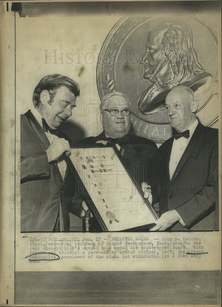1972 Press Photo Joseph McLaughlin Club President Received Award - Historic Images