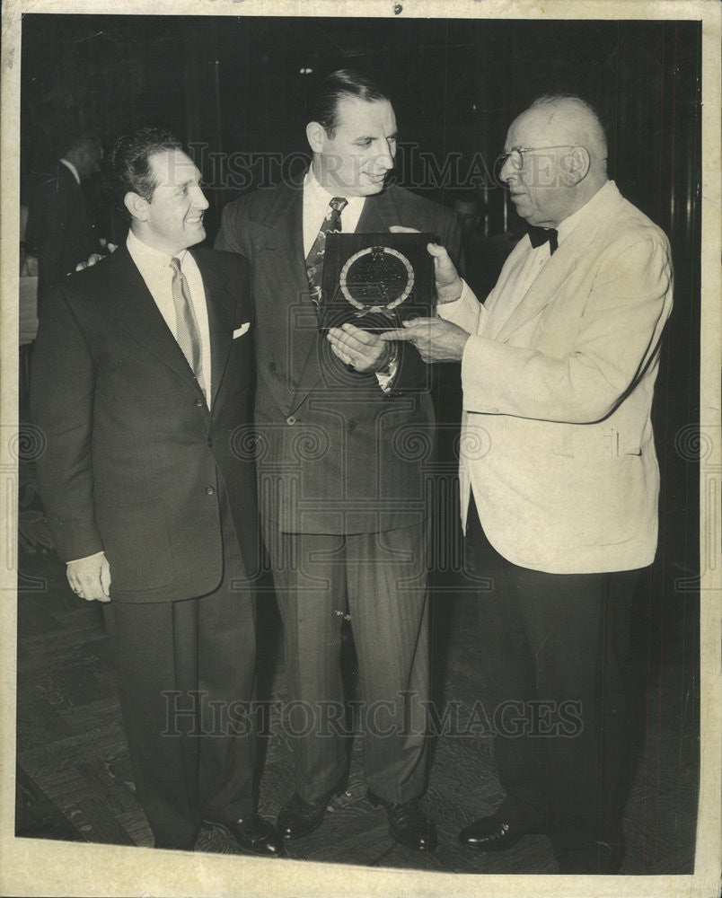 1952 Press Photo Philip Lord President Actors Club Award Chicago Sheraton Hotel - Historic Images