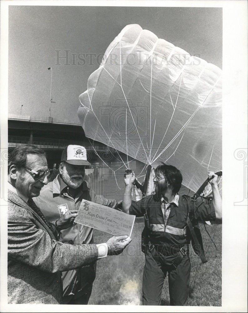 1989 Press Photo Tommy Barlett Sky Diver - Historic Images