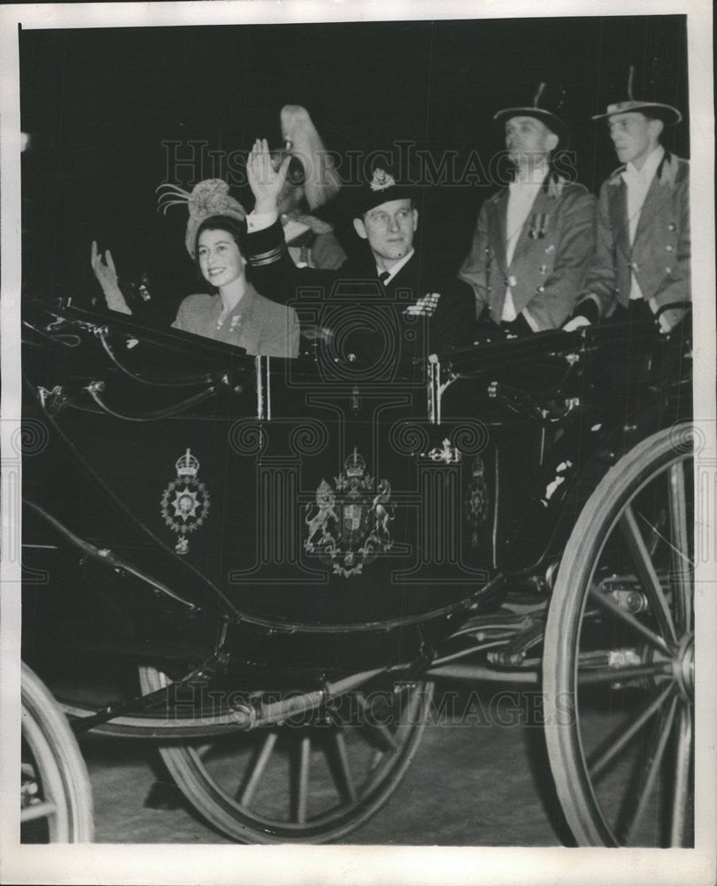 1947 Press Photo Elizabeth Philip Wave To Crowds In Street In Open Carriage - Historic Images