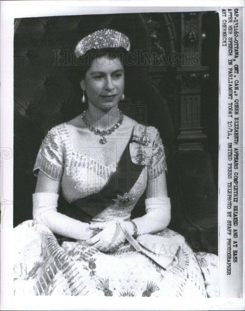 1957 Press Photo Queen Elizabeth Relaxed At Ease After Speech In Parliament - Historic Images