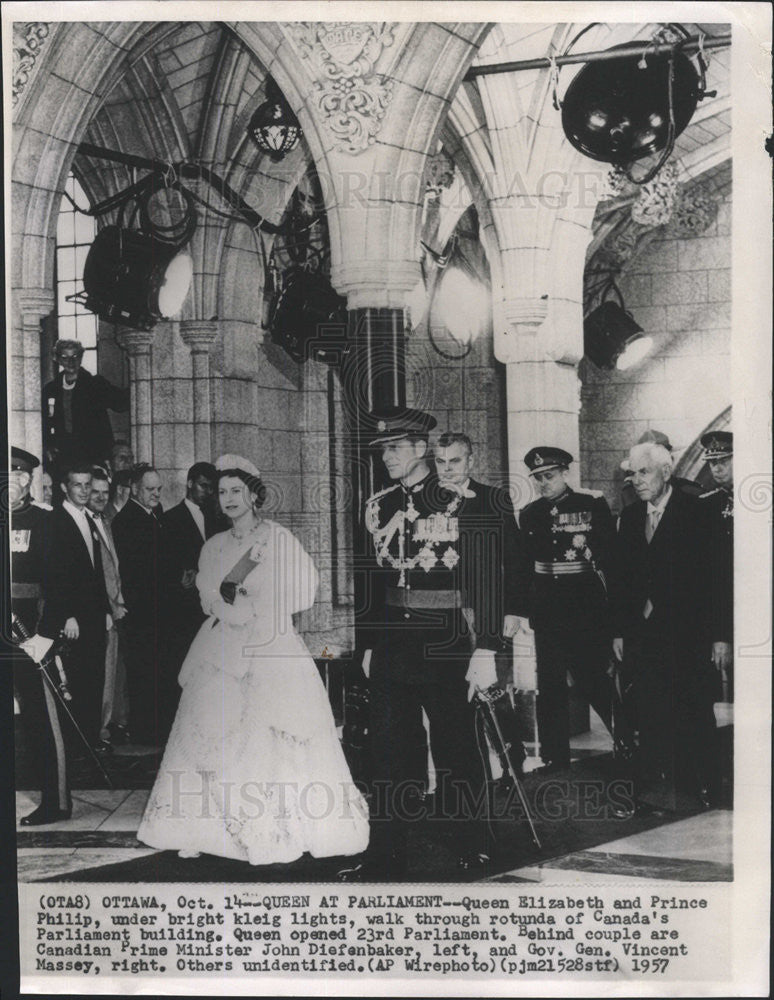 1957 Press Photo Queen Elizabeth Philip Under Lights Walk Through Rotunda - Historic Images