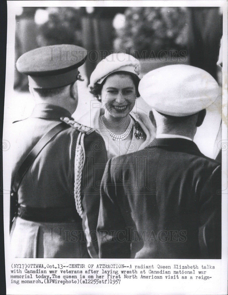 1957 Press Photo Queen  Elizabeth Talks With Veterans At National War Memorial - Historic Images