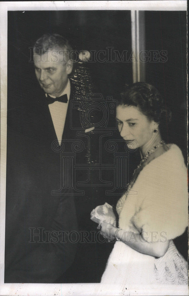 1957 Press Photo Queen Elizabeth with Prime Minister Deifenbaker - Historic Images