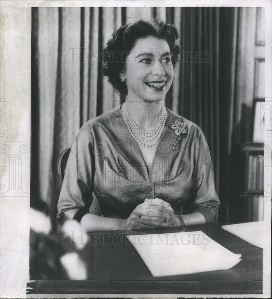 1957 Press Photo Elizabeth Poses At Desk In House Just Before Made TV Address - Historic Images