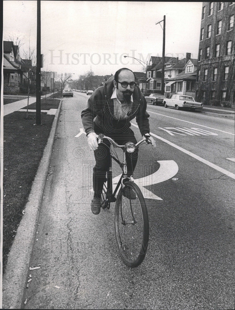 1971 Press Photo Jerry Enenstein Got Into Trouble By Wheelin Got Out By Dealin - Historic Images