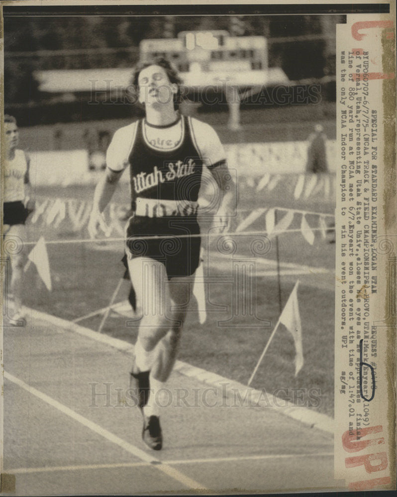 1975 Press Photo Mark Enyear finishes the 880 yard run at NCAA indoor Champions - Historic Images