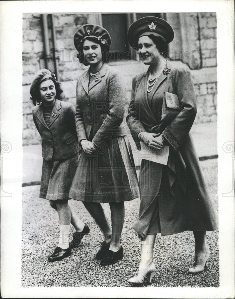 1942 Press Photo Elizabeth Heiress To Throne With Mother Sister Walked To Parade - Historic Images