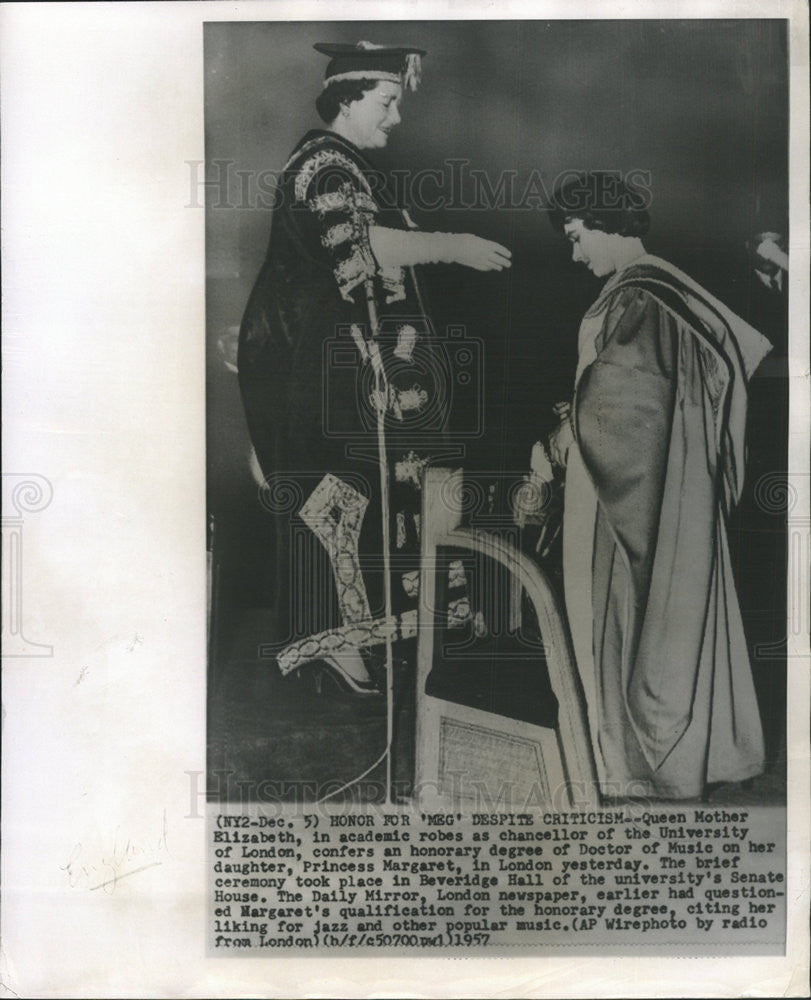 1957 Press Photo Mother Elizabeth Confers Degree Of Doctor Of Music In London - Historic Images