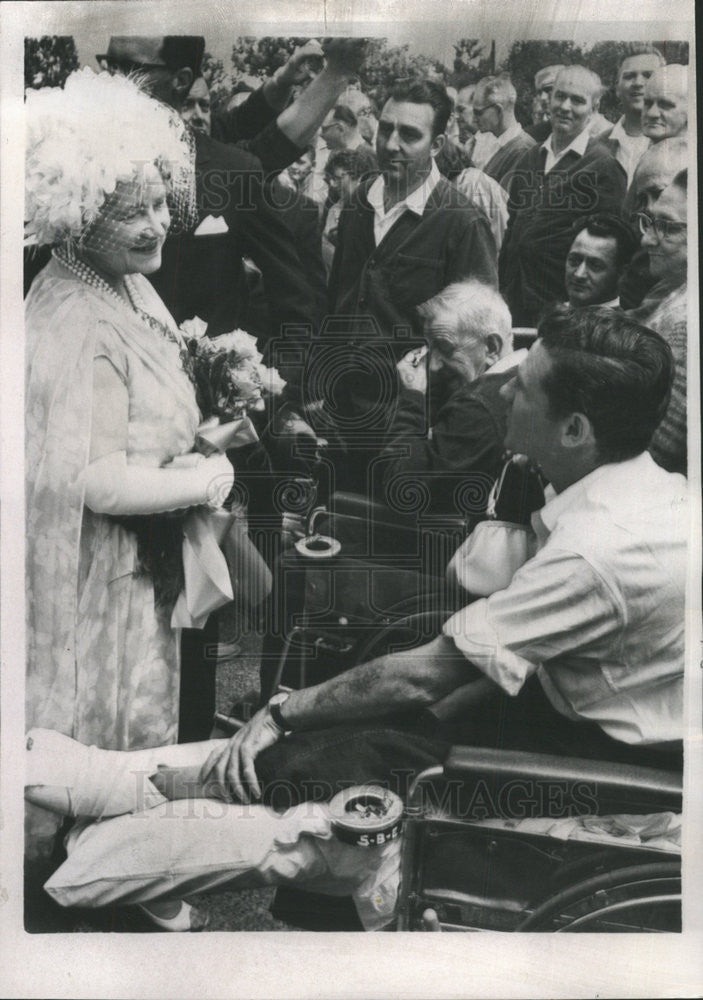 1965 Press Photo Elizabeth Stops To Talk To War Veteran McDermott During Tour - Historic Images