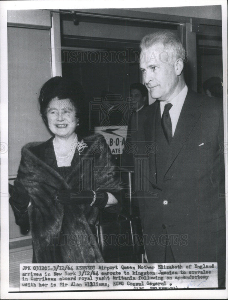 1964 Press Photo Queen Mother Elizabeth at Kennedy airport w/ Sir Alan Williams - Historic Images