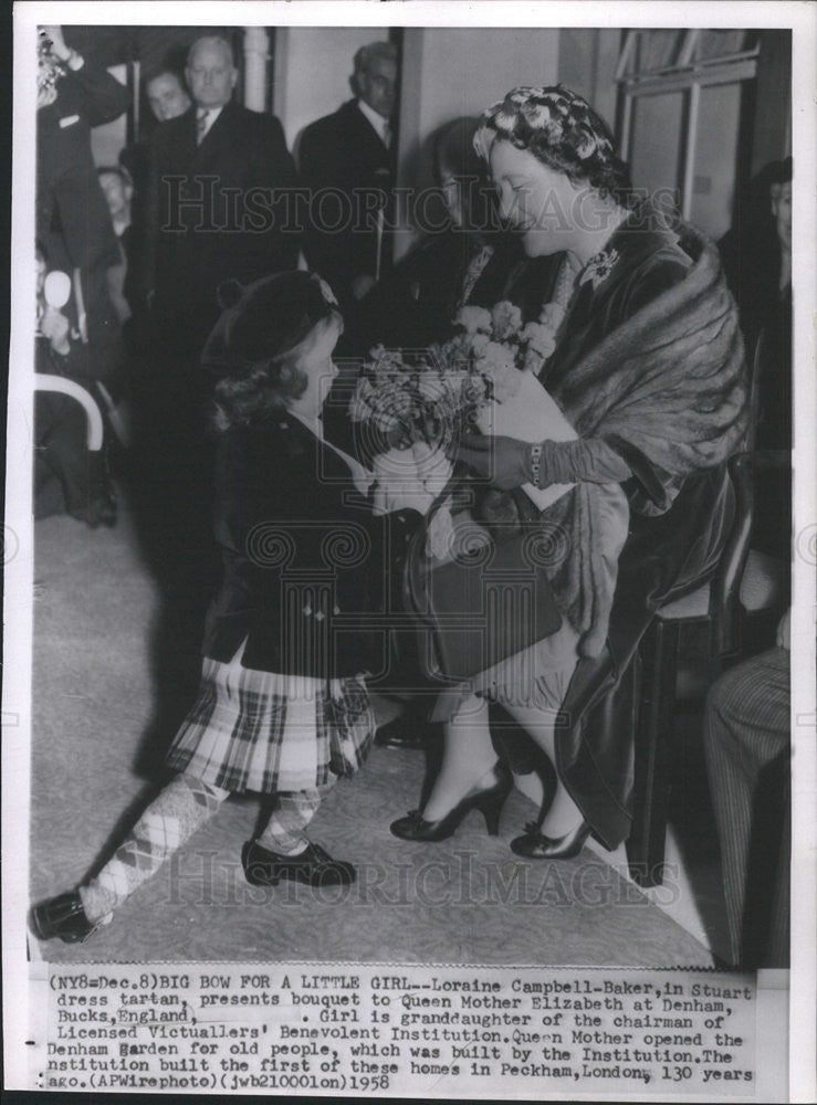 1958 Press Photo Loraine Campbell-Baker In Stuart Dress Present Boquet To Mother - Historic Images