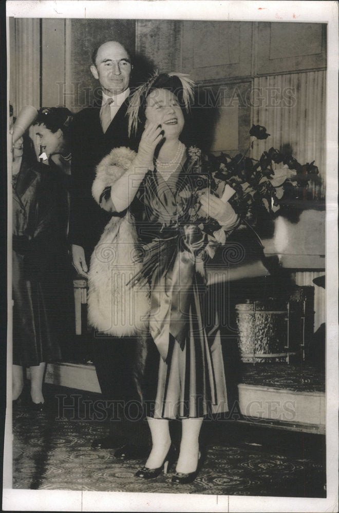 1954 Press Photo Queen Mother Elizabeth holding a huge bouquet waves hello - Historic Images