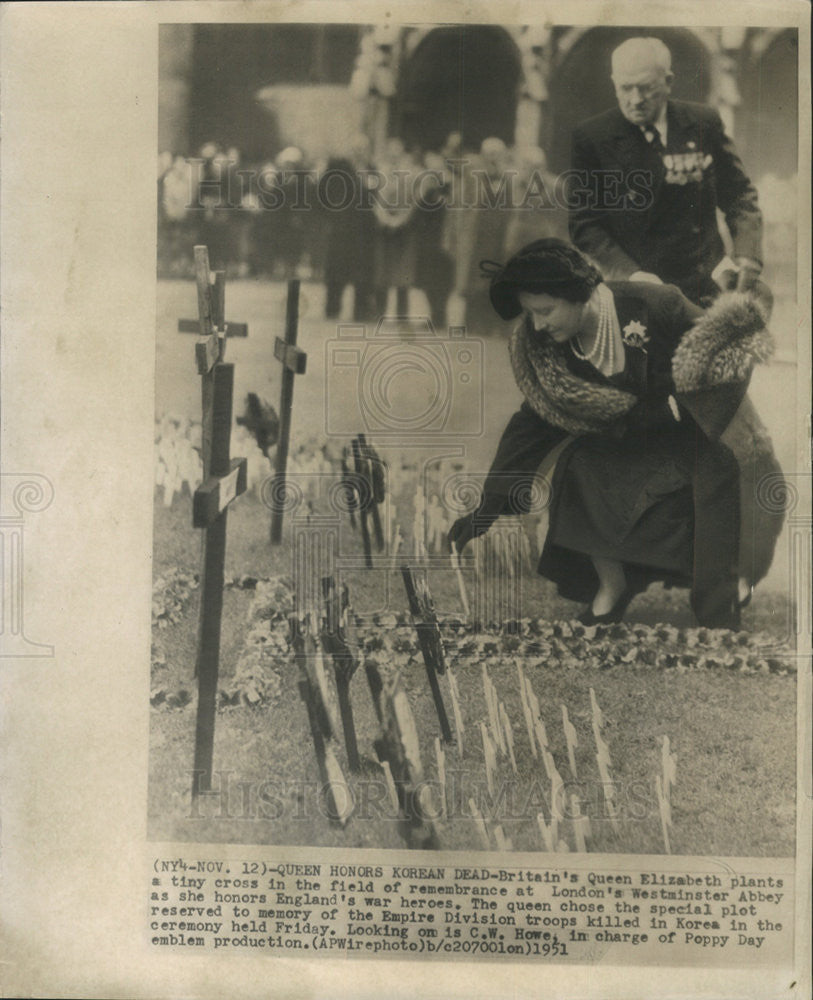 1951 Press Photo Elizabeth Plants Tiny Cross In Field Of Remembrance War Heros - Historic Images