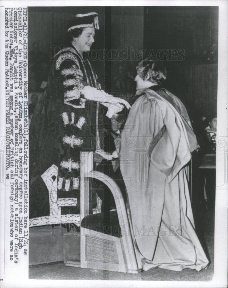 press photo Queen Mother Elizabeth confers honorary degree upon Vijaya Lakshi - Historic Images