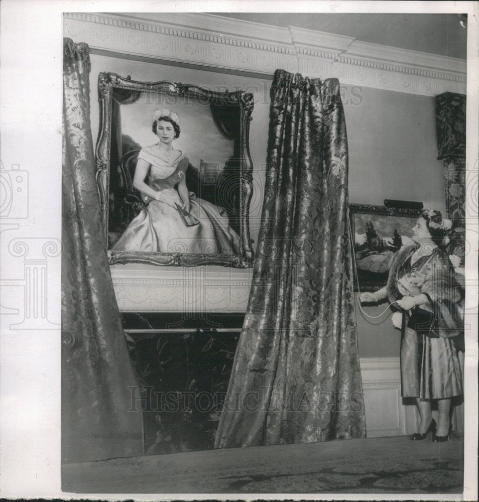 1954 Press Photo Mother Elizabeth Unveils Portrait Of Daughter Elizabeth II - Historic Images