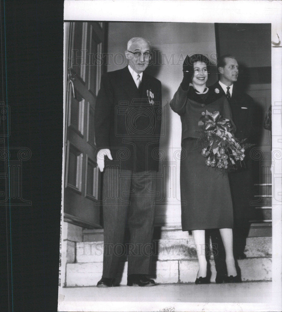 1957 Press Photo QUEEN ELIZABETH MONARCH HULL MAYOR THOMAS - Historic Images