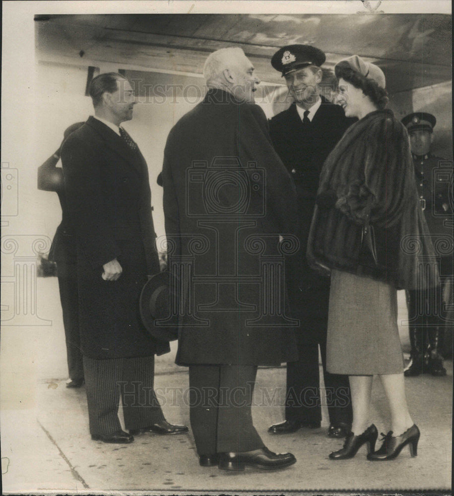 1951 Press Photo Princess Elizabeth reviews Royal Canadian Air Force guard - Historic Images