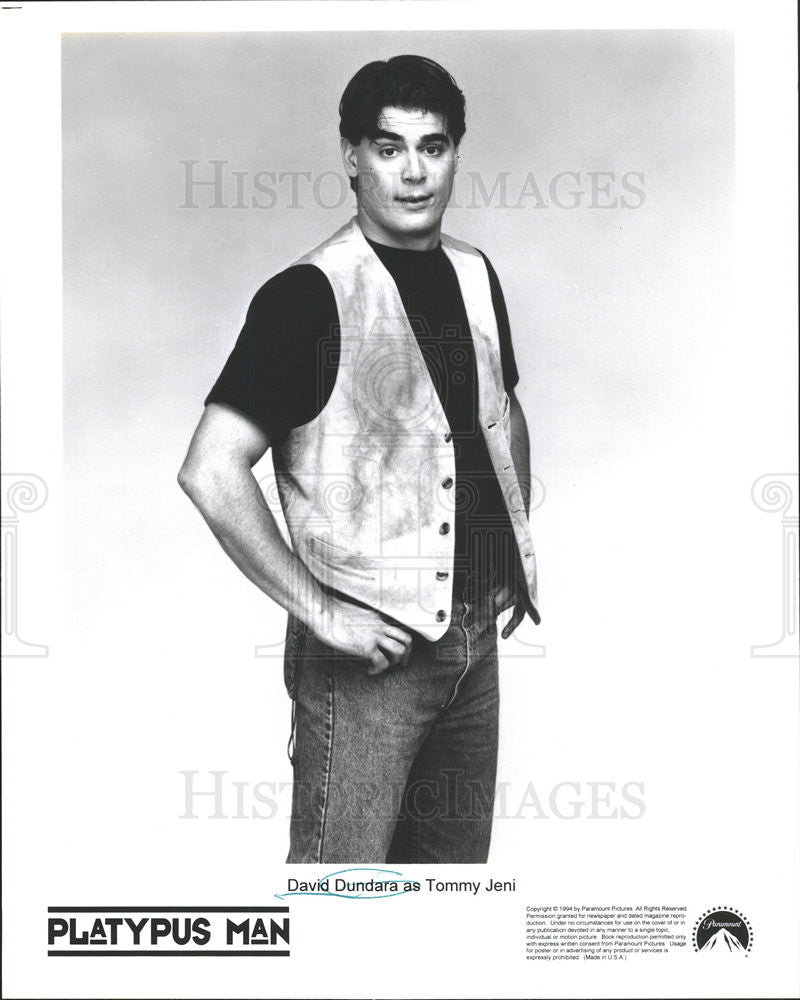 1994 Press Photo David Dundara as Tommy Jeni in &quot;Platypus Man&quot; - Historic Images