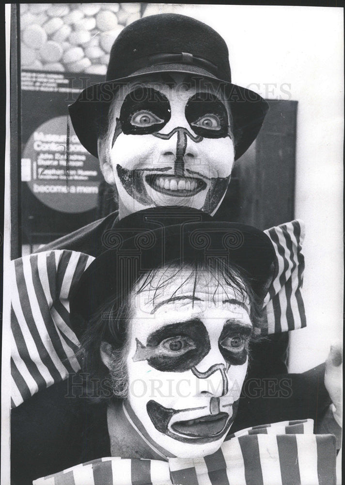 1974 Press Photo Dupree Eisenberg Mime Infront Of Museum Of Contemporary Art - Historic Images