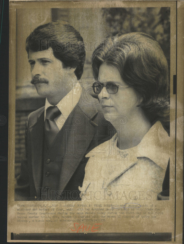 1976 Press Photo Sandra DuPre Wife Of Minister Mother Of Four Walks With Brother - Historic Images