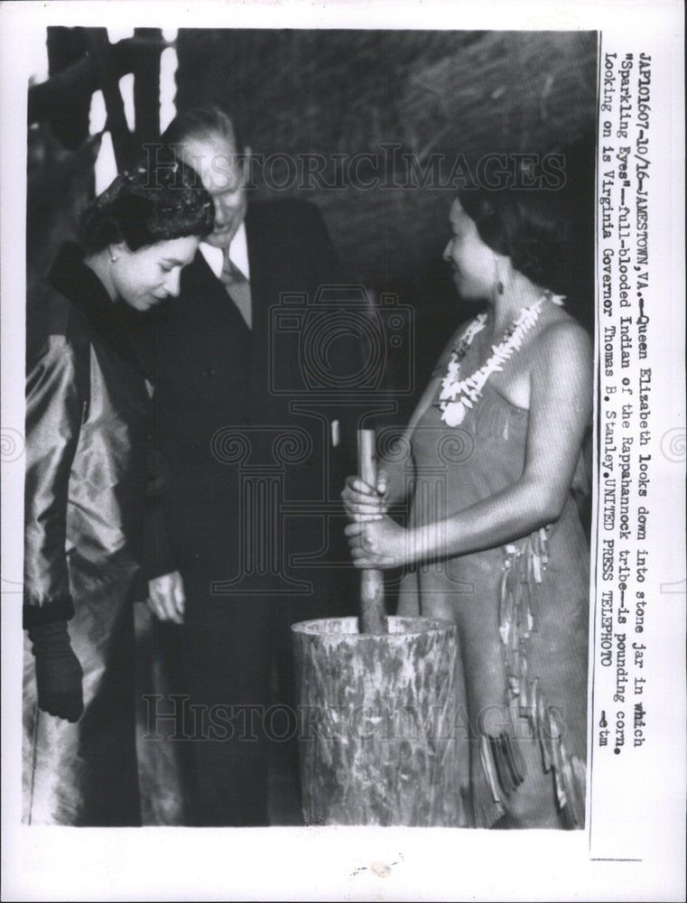 1958 Press Photo Queen Elizabeth,Sparkling Eyes,an Indian,Gov Tom B. Stanley - Historic Images