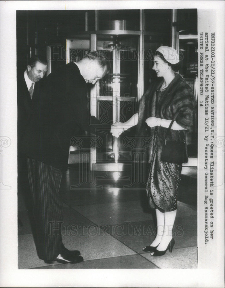 1957 Press Photo Queen Elizabeth &amp; Secy. Gen Dag Hammarskjold - Historic Images