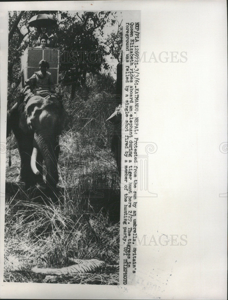 1961 Press Photo Queen Elizabeth Rides an Elephant - Historic Images