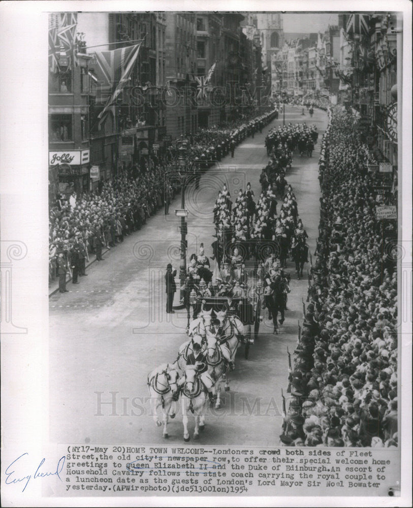 1954 Press Photo Queen Elizabeth II and The Duke of Edinburgh going to lunch - Historic Images