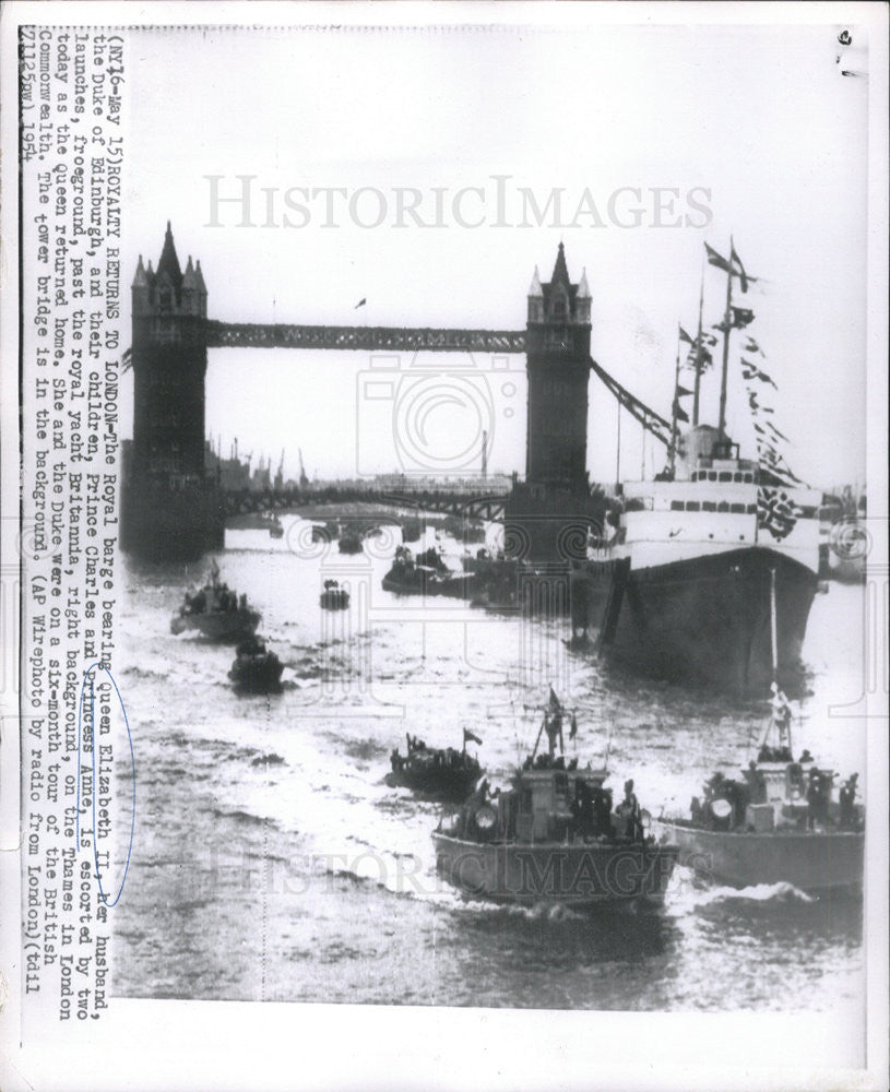 1954 Press Photo Queen Elizabeth II and The Duke of Edinburgh,returning on barge - Historic Images