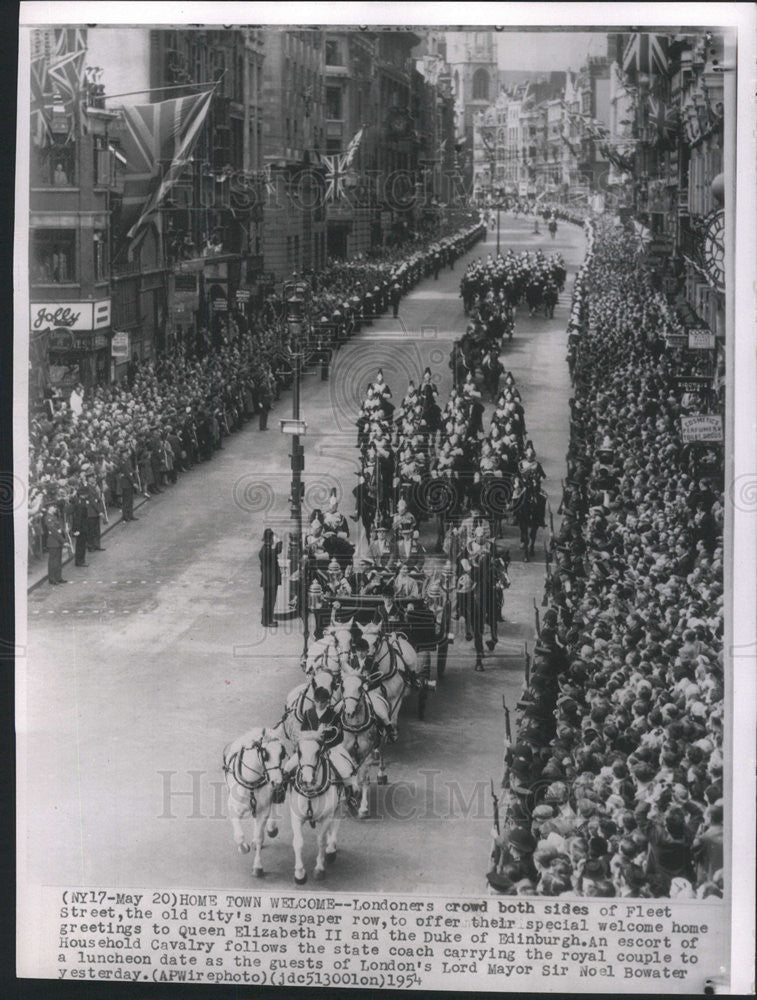 1954 Press Photo Queen Elizabeth and Duke of Edinburgh in state coach - Historic Images