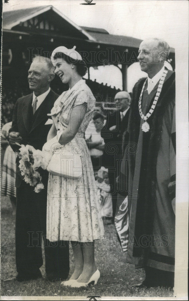 1954 Press Photo Queen Elizabeth II as she Watches a Parade of Champion Cattle - Historic Images