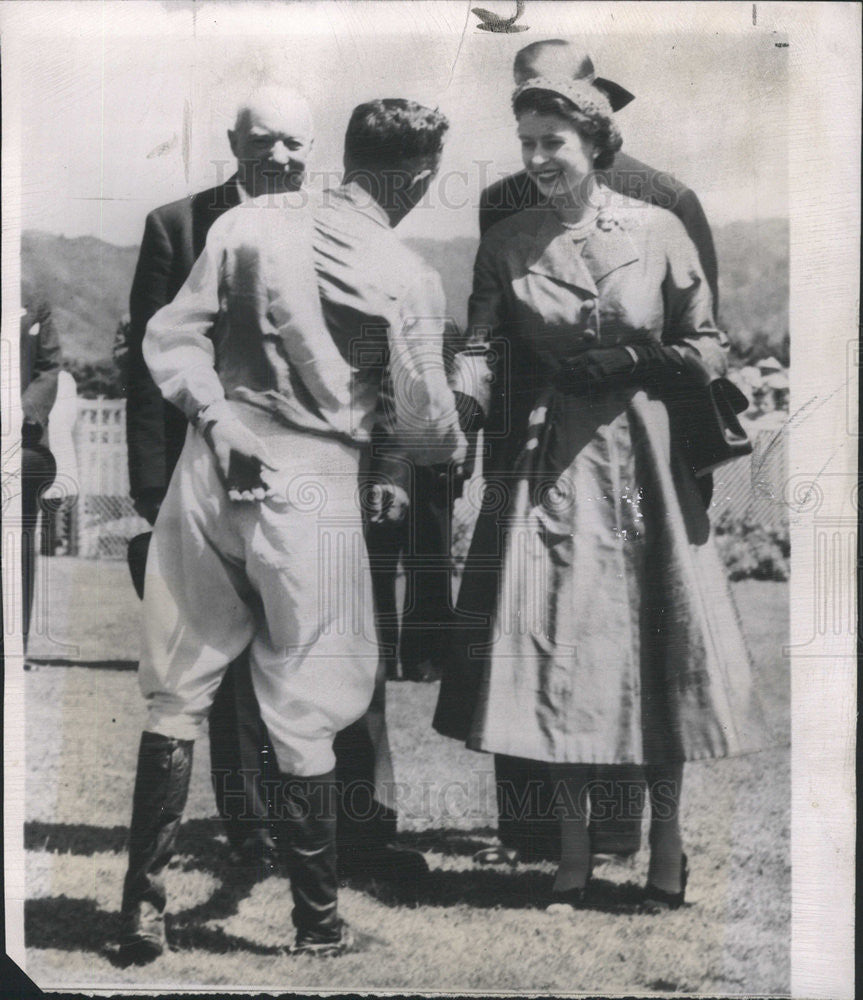 1954 Press Photo Queen Elizabeth II and The Duke of Edinburgh in Wellington - Historic Images