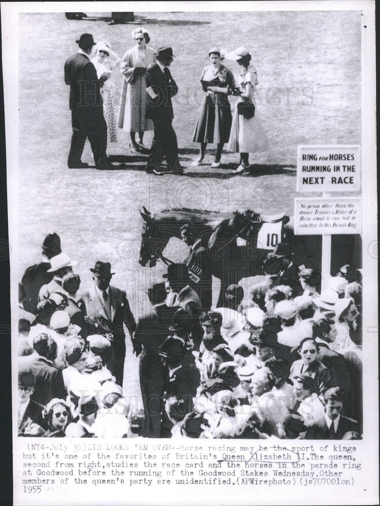 1955 Press Photo Queen Elizabeth at the horse  races - Historic Images