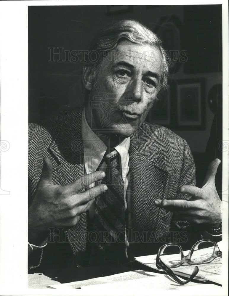 1977 Press Photo Russell Barta Professor of Sociology at Mundelein Colloge - Historic Images