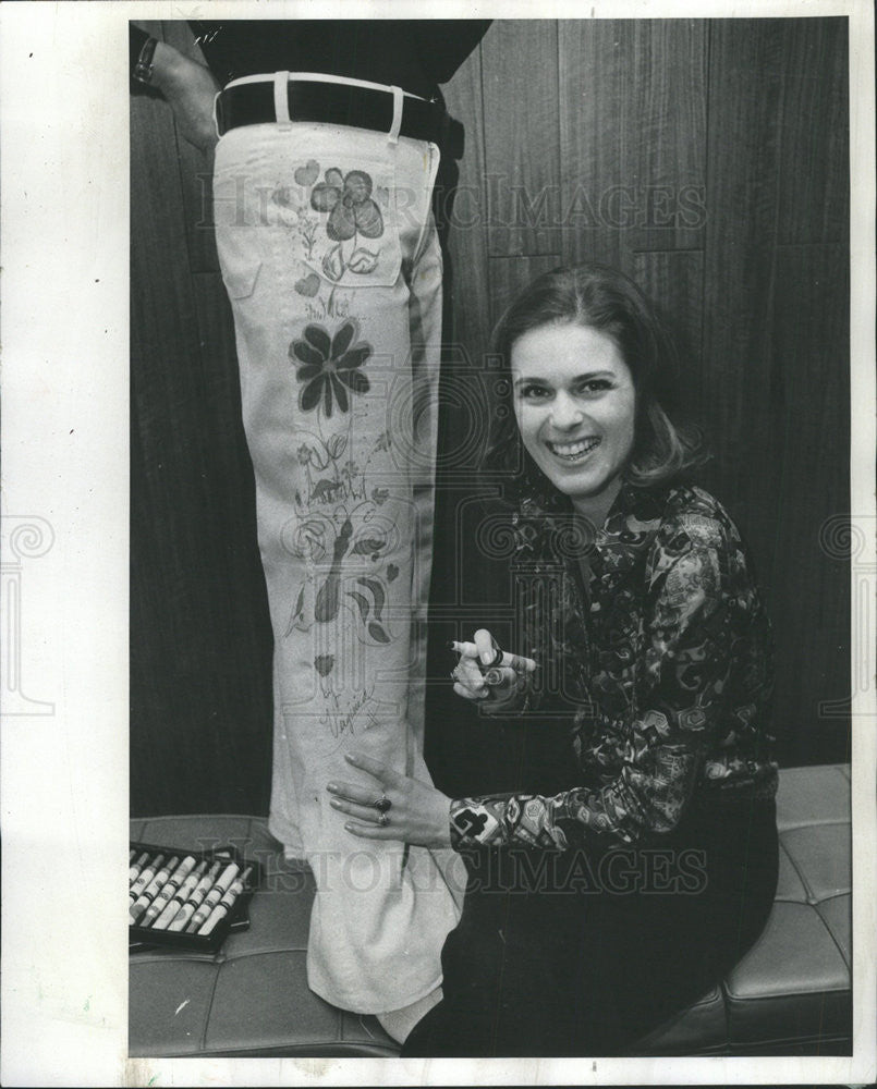 1974 Press Photo Floral Design/White Jeans/Fashion - Historic Images