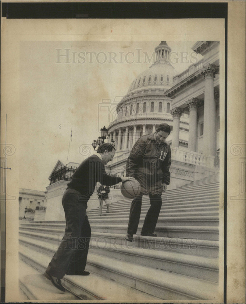 1976 Press Photo Sens Robert Griffin &amp; Birch Bayh - Historic Images