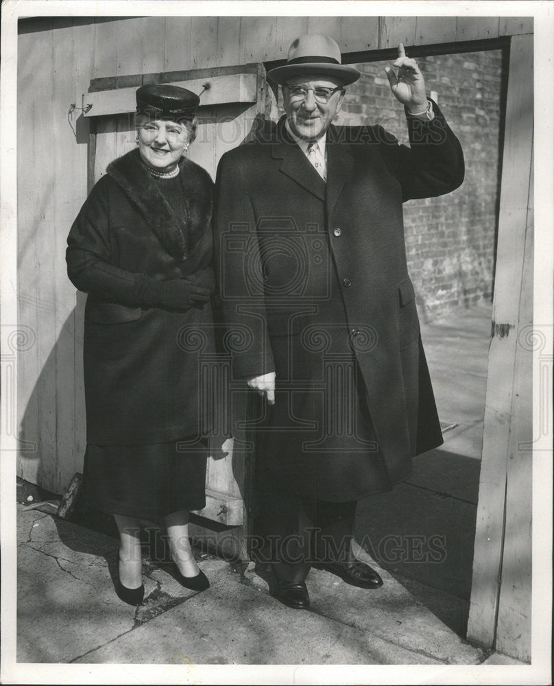 1958 Press Photo Bridewell Warden Sain and Mrs Sain - Historic Images