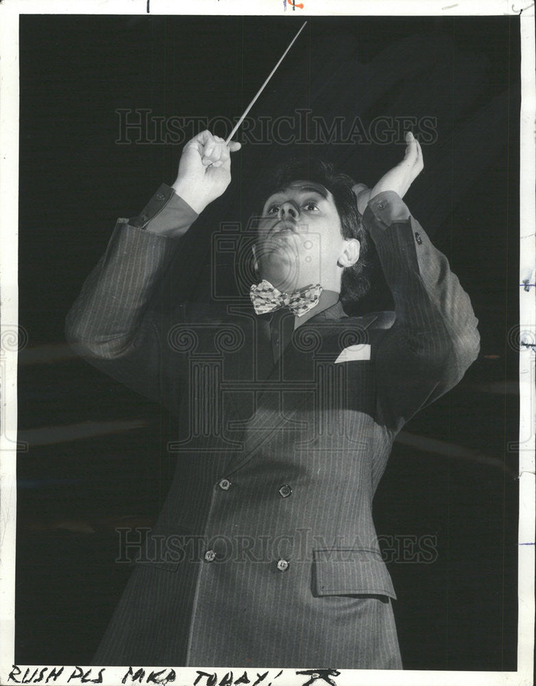 1975 Press Photo Eugene BatIz leading the Mexico Symphony - Historic Images