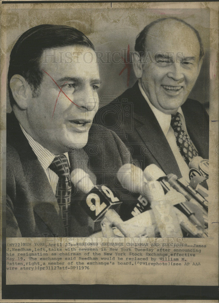 1976 Press Photo James Meedham announces his resignation as chairman of the NYSE - Historic Images