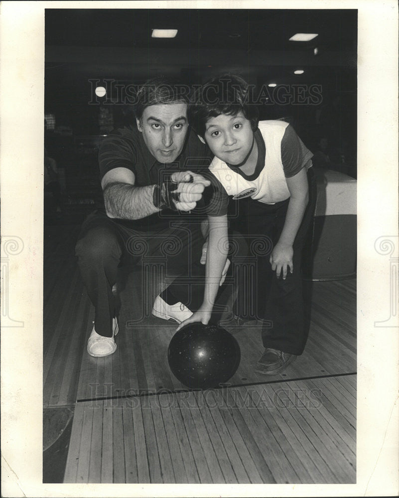 1984 Press Photo Pro bowler Carmen Salvino with Alberto Martinez - Historic Images